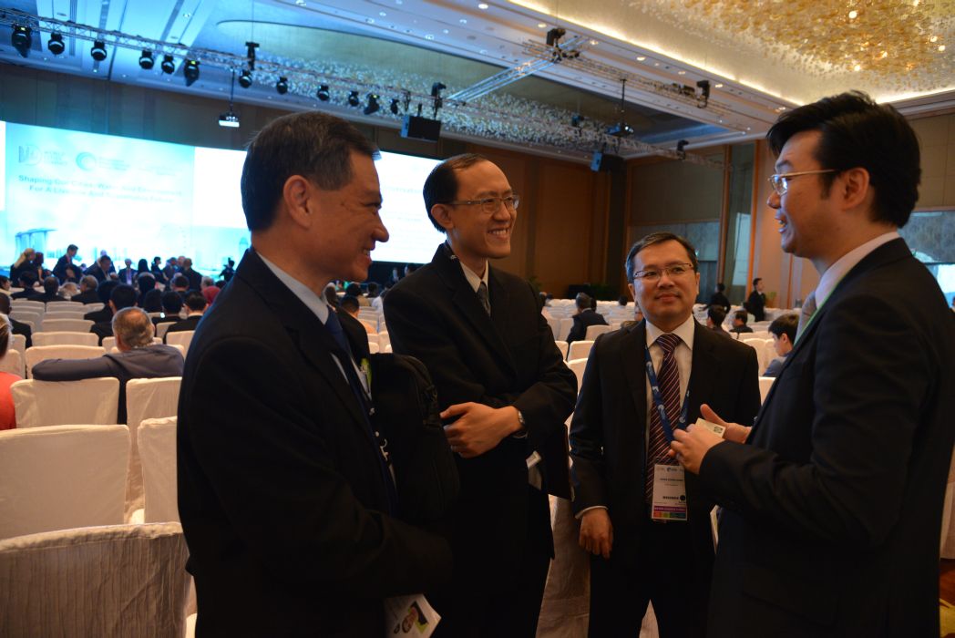 Breve conversa entre o director dos Serviços de Protecção Ambiental e os dirigentes do Ministério do Ambiente de Singapura