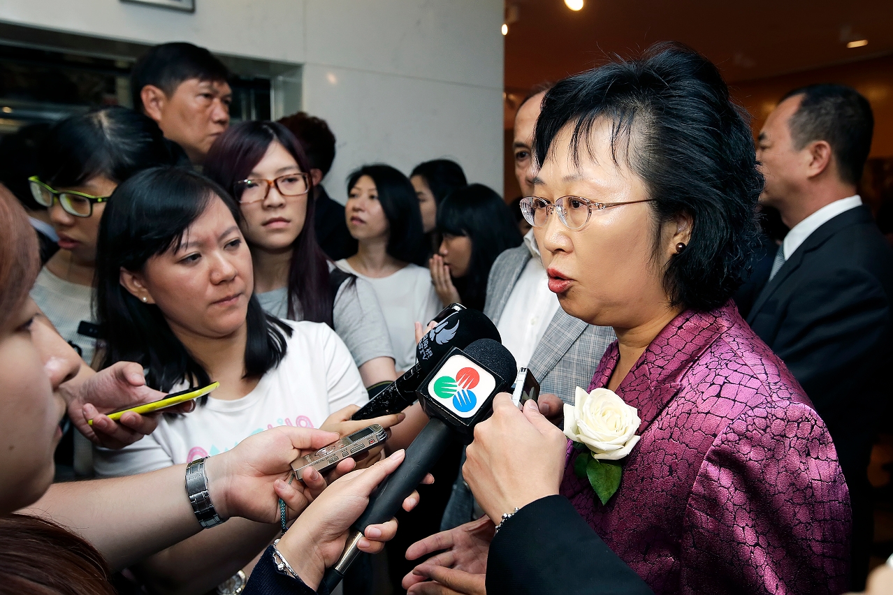 Secretária para a Administração e Justiça, Florinda Chan, fala à comunicação social numa ocasião pública