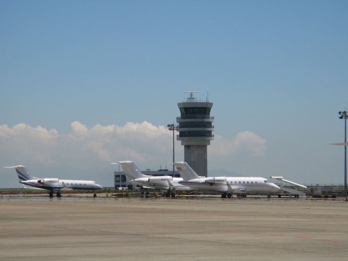 No dia 22 de Julho de 2014, a Autoridade de Aviação Civil da RAEM emitiu o certificado de aeródromo à ADA – Administração de Aeroportos, Lda. (ADA). O certificado de aeródromo é um certificado novo emitido em relação ao Aeroporto Internacional de Macau em resultado da implementação do Regulamento Administrativo n.º 18/2012.