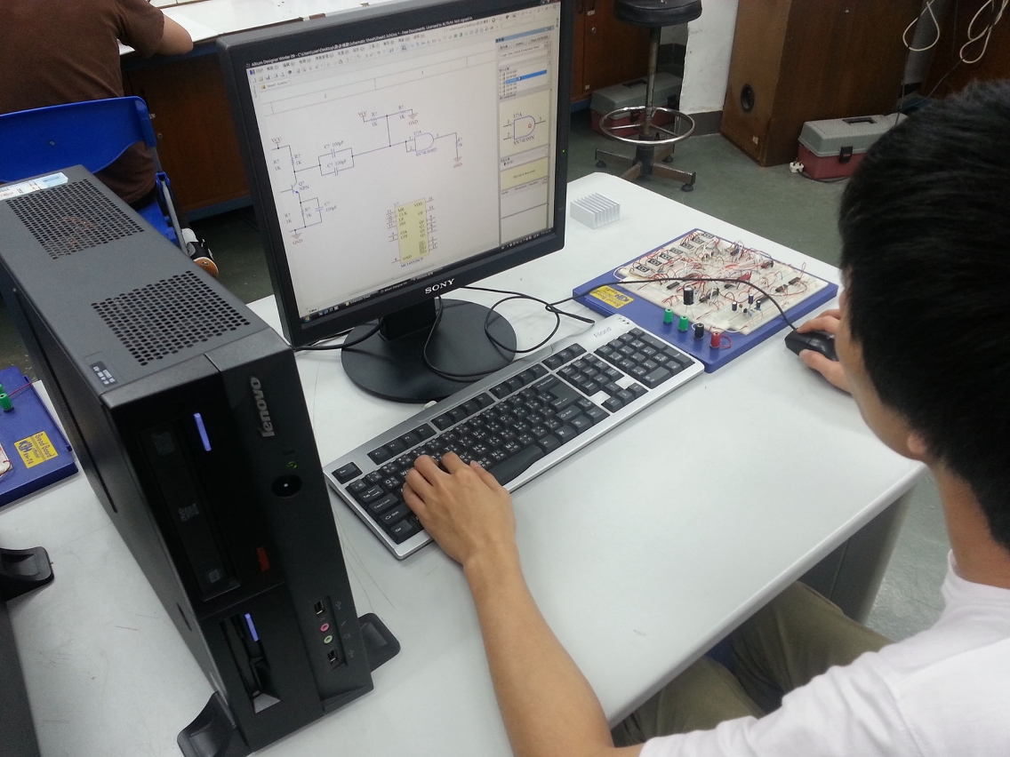 Formando do “Curso de electrónica de potência e telecomunicações” desenhando diagrama de circuito electrónico com o software Altium Designer