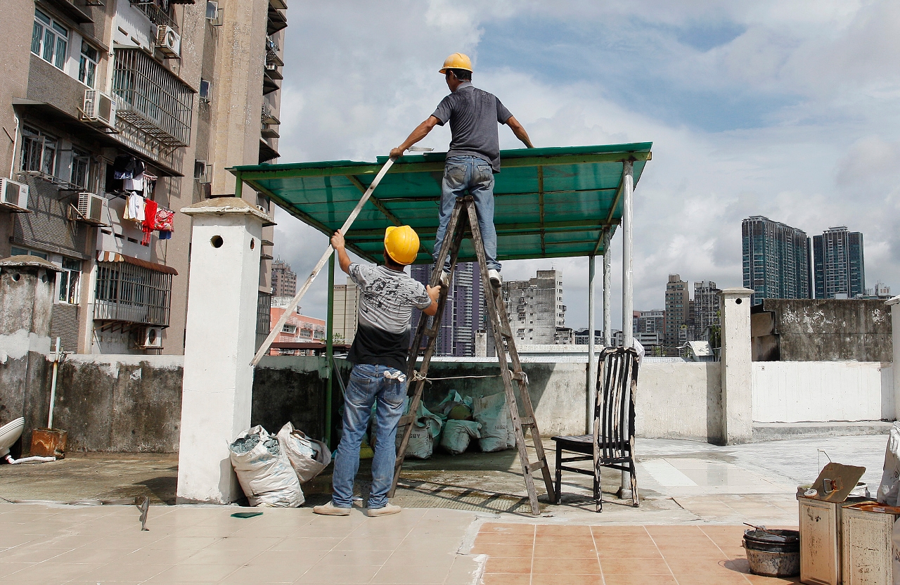 Acção realizada pelo Grupo para Demolição das Obras Ilegais de demolição da construção clandestina localizada ao nível do terraço dum edifício, sito na Rua de Sacadura Cabral.
