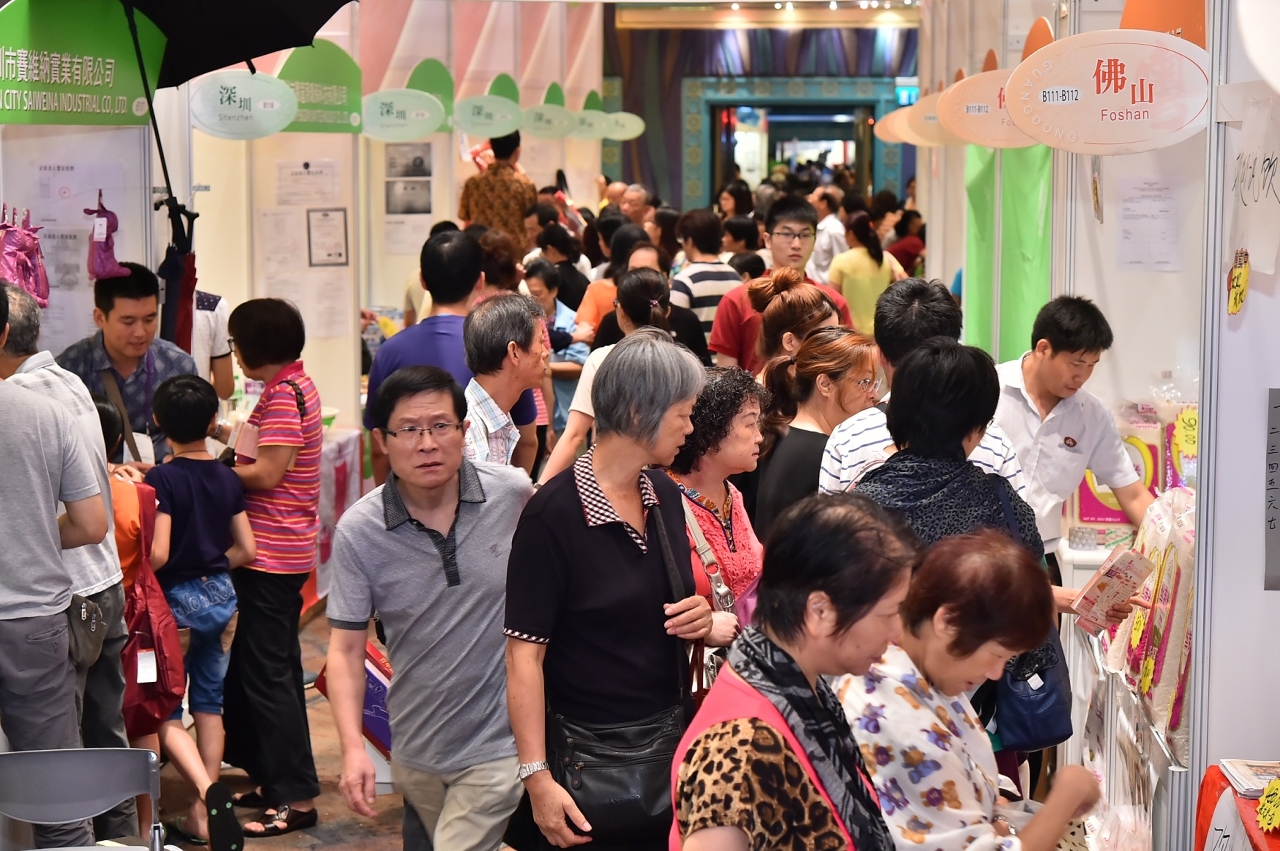 Grande afluência do público e muita procura na Zona de Exposição e Venda de Produtos de Guangdong
