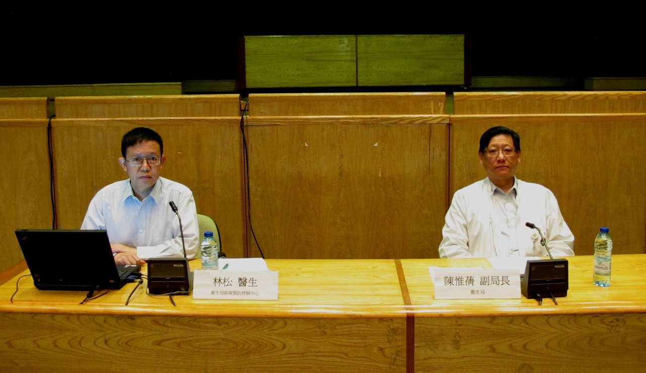 Descrição da foto (1): O Subdirector dos Serviços de Saúde, Dr. Chan Wai Sin (à direita) e o Chefe do Centro de Prevenção e Controlo da Doença (à esquerda).