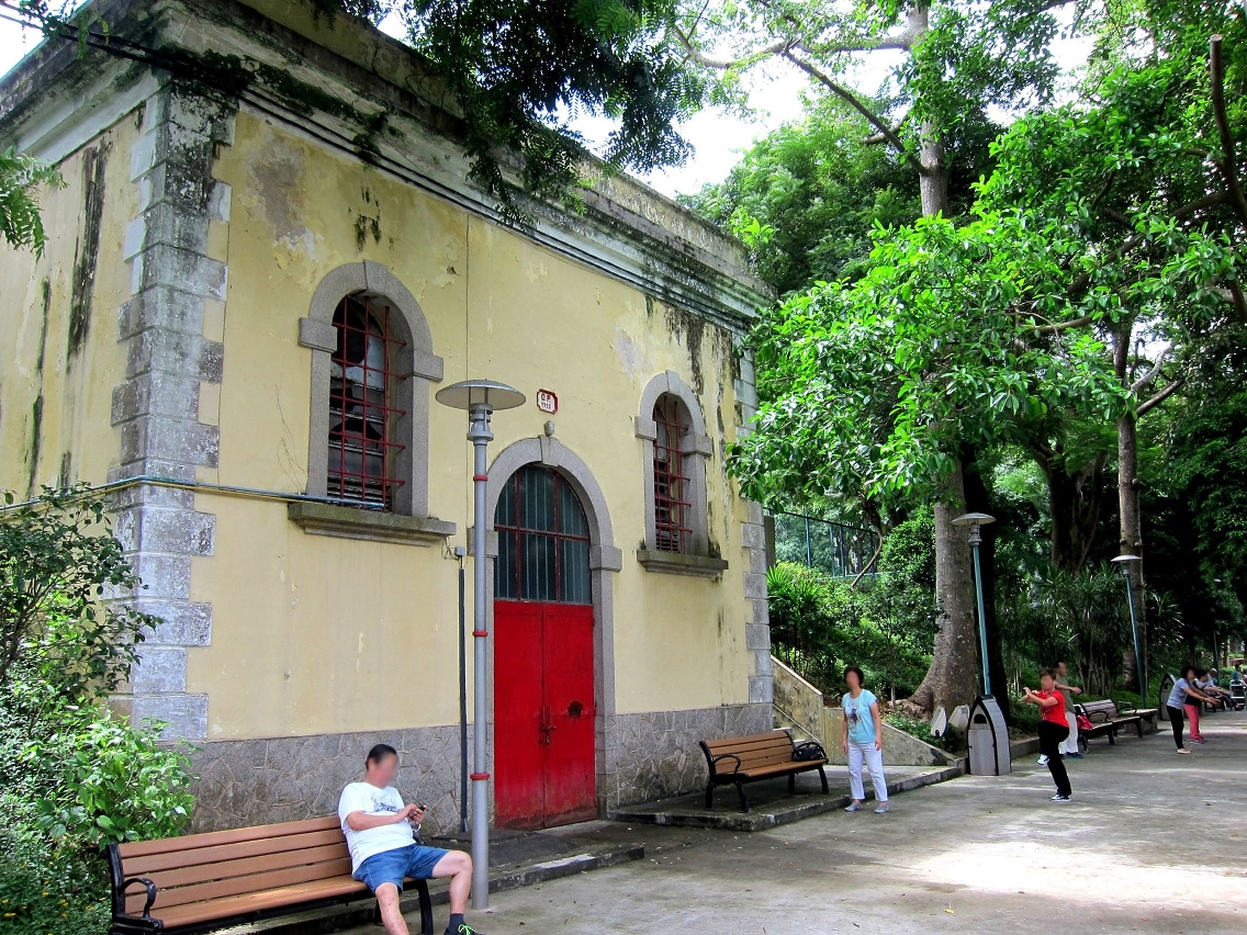 Edificação antiga situada na entrada do Tanque da Flora.