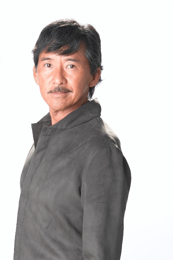 O conhecido cantor de Hong Kong George Lam une forças com a Orquestra Chinesa de Macau para interpretar êxitos pop