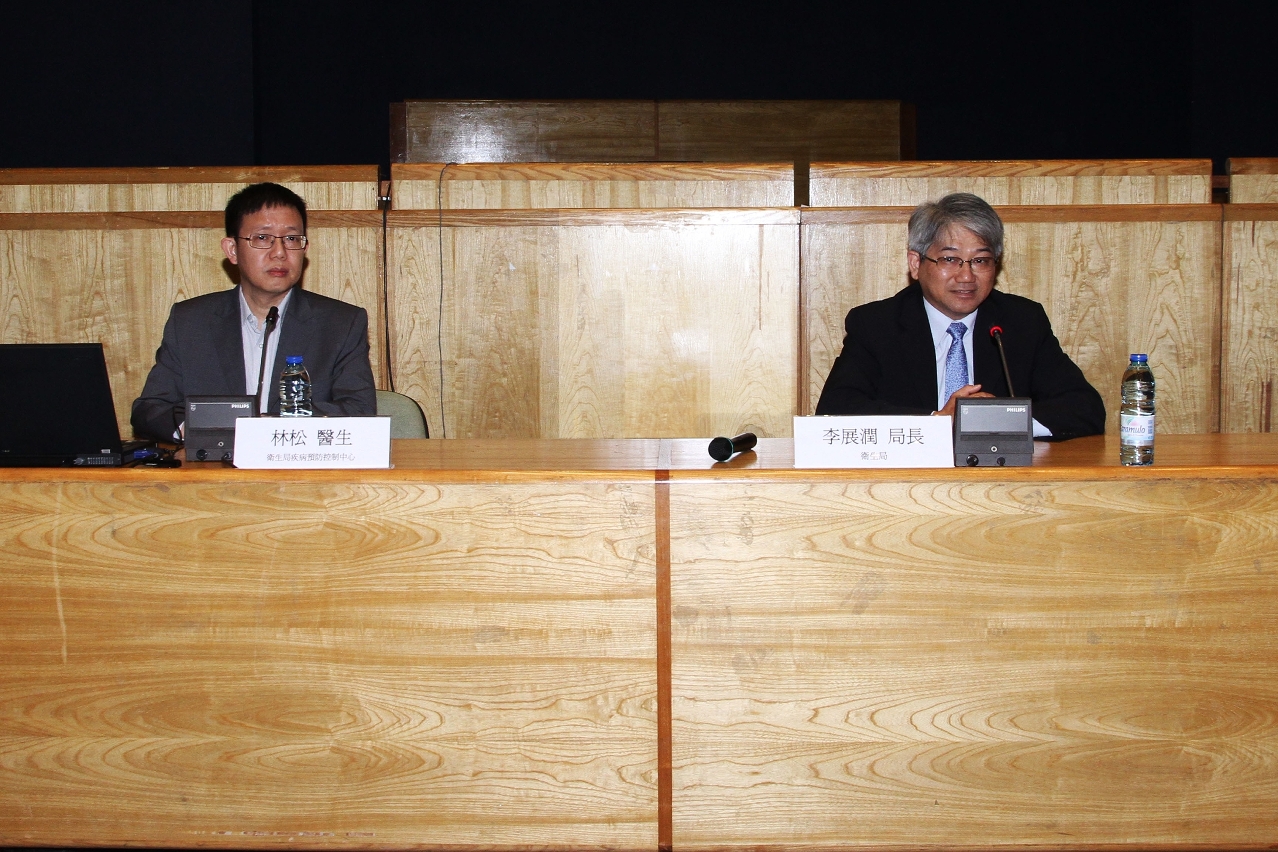 Director dos Serviços de Saúde, Lei Chin Ion (Direito) com o Coordenador do Centro de Prevenção e Controlo da Doença, Lam Chong (Esquerdo)
