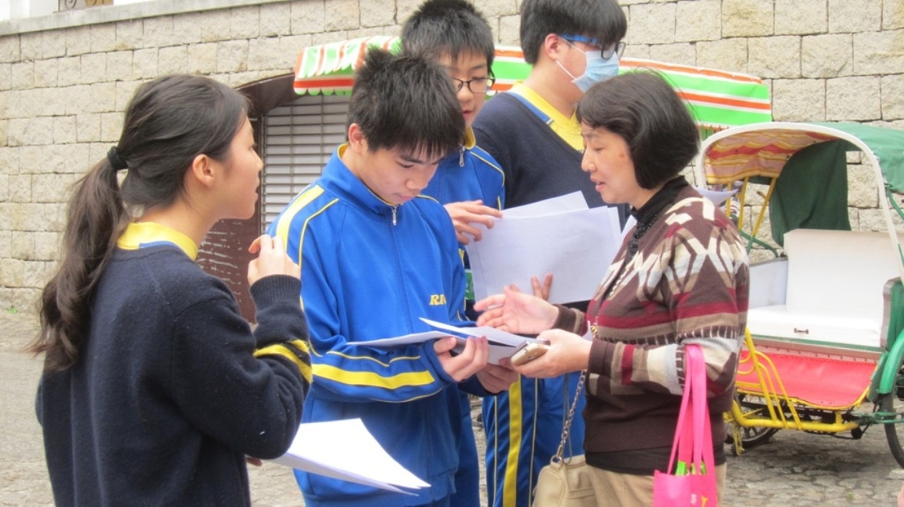 Estudantes fazem entrevistas na rua para melhor conhecer a consciencialização ambiental dos cidadãos de Macau