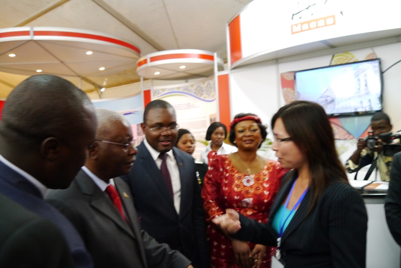 O Presidente de Moçambique, Armando Emílio Guebuza (Segundo à esquerda) visitou o Pavilhão de Macau