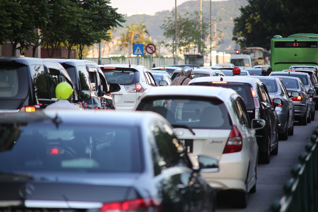 O número dos veículos motorizados de Macau ultrapassou já os 230 mil, pelo que a emissão de gases de escapa é uma das fontes principais de poluição