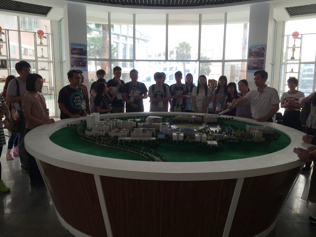 Visita da delegação à Escola Secundária das Diásporas Chinesas de Hoi Nam