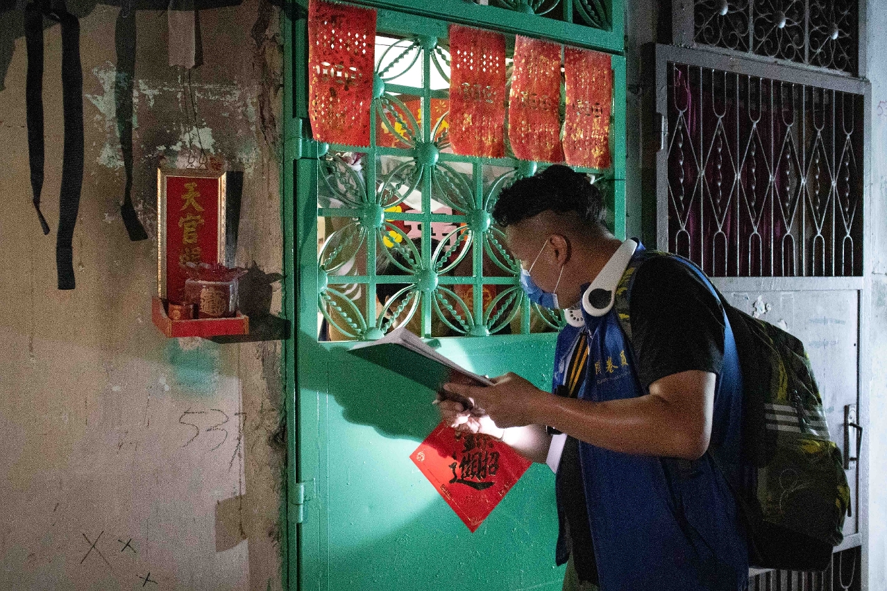 問卷員逐家逐戶收集「祐漢七棟樓群」住戶對都市更新之意見