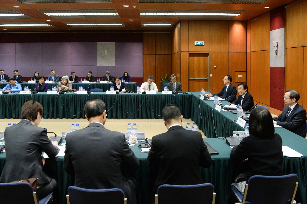Secretary for Social Affairs and Culture, Mr Tam Chon Weng, meets with the representatives of social services sector