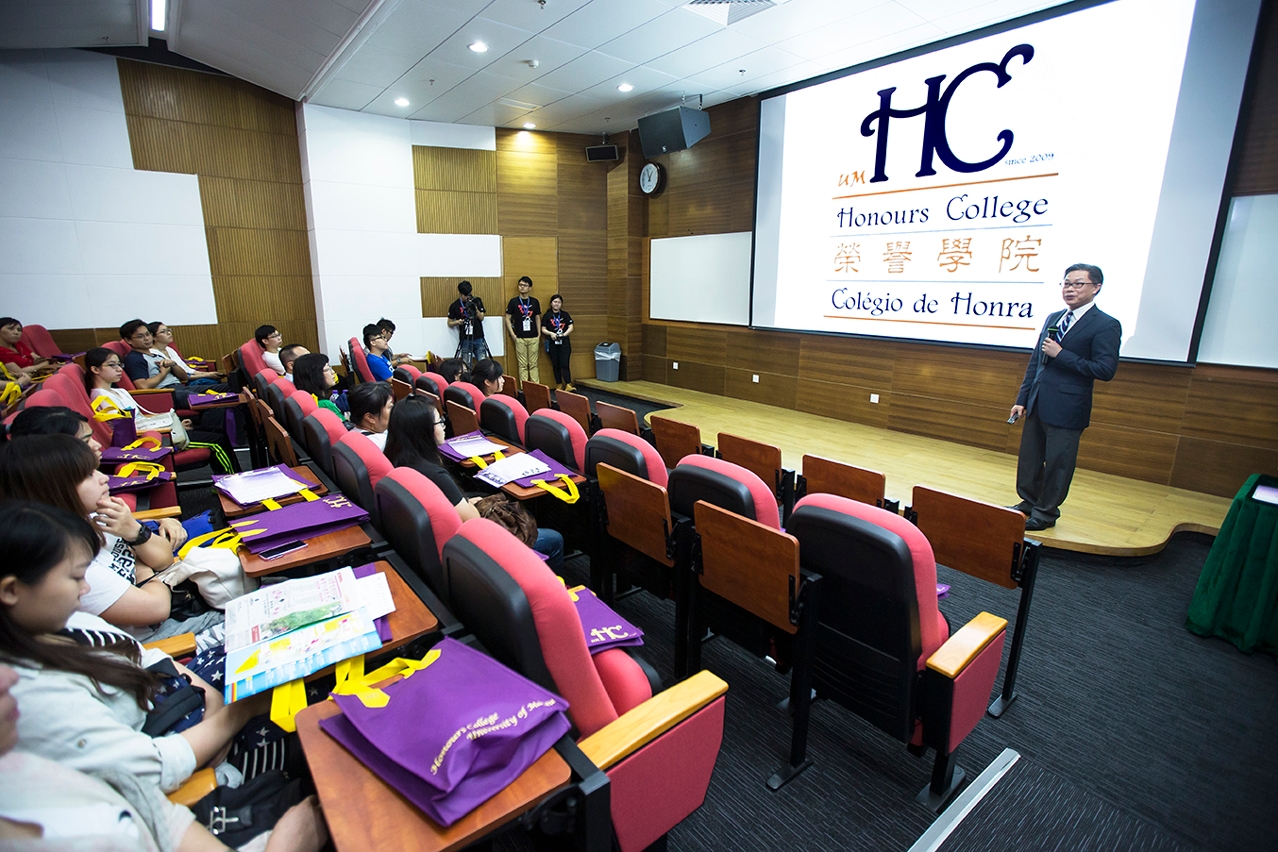 Prospective freshmen and their parents at the briefing sessions