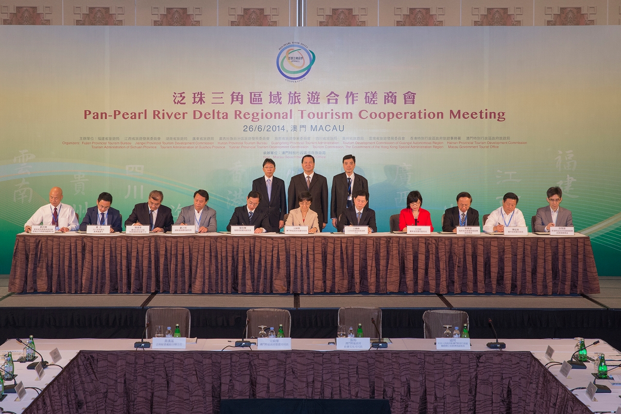 Representatives of PPRD provinces and regions sign the “Framework Agreement on Pan-Pearl River Delta Regional Cooperation in Tourism”