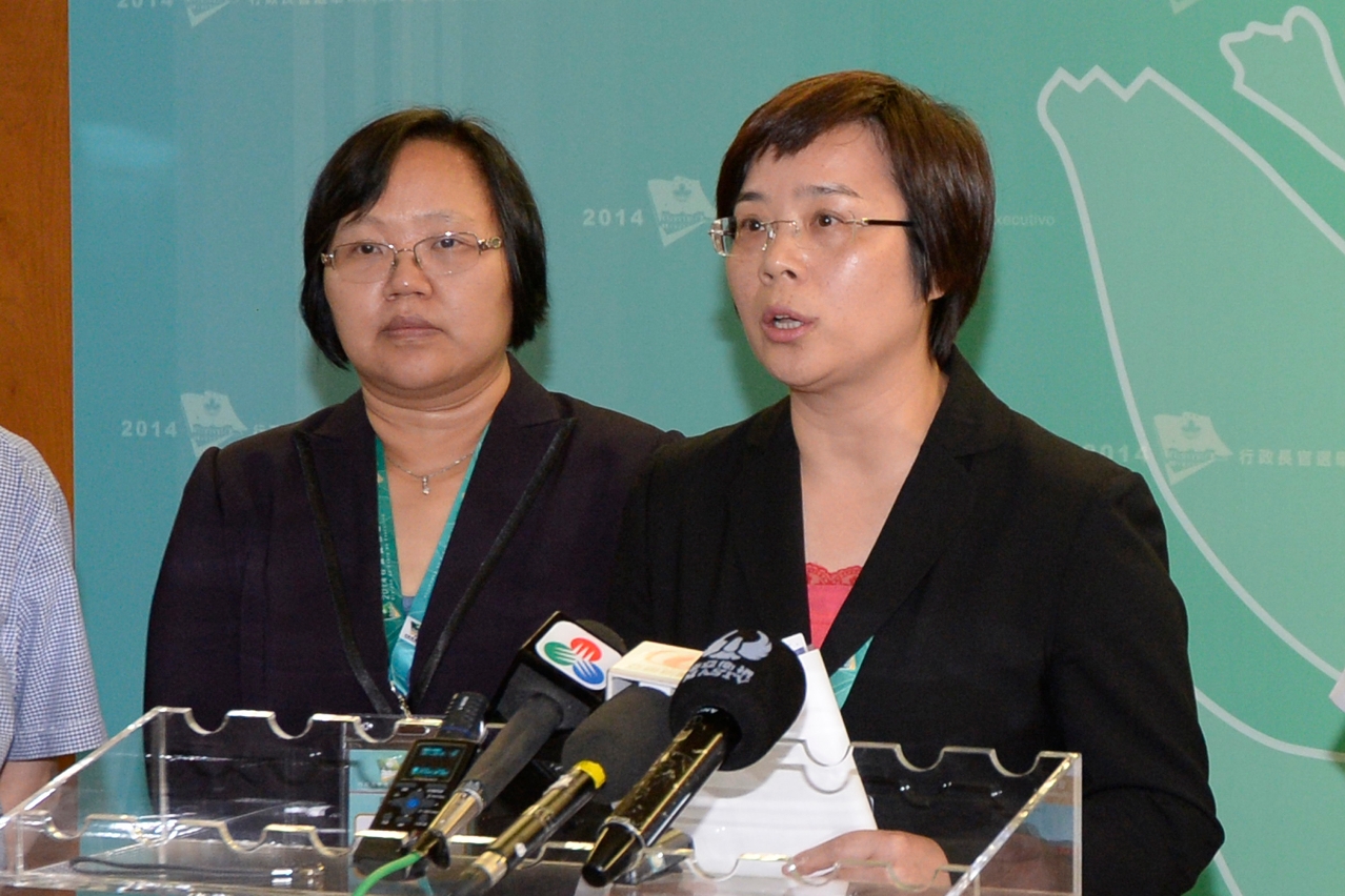 President of the Electoral Affairs Committee for the Election of the Chief Executive, Ms Song Man Lei, briefs the media on the operation of the polling stations in the morning session.