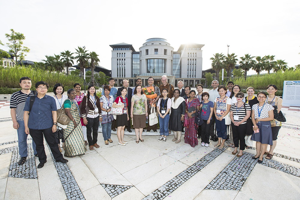 UM University Council Chair Dr Lam Kam Seng, Rector Wei Zhao, and the delegation with the 10,000th visitor to UM