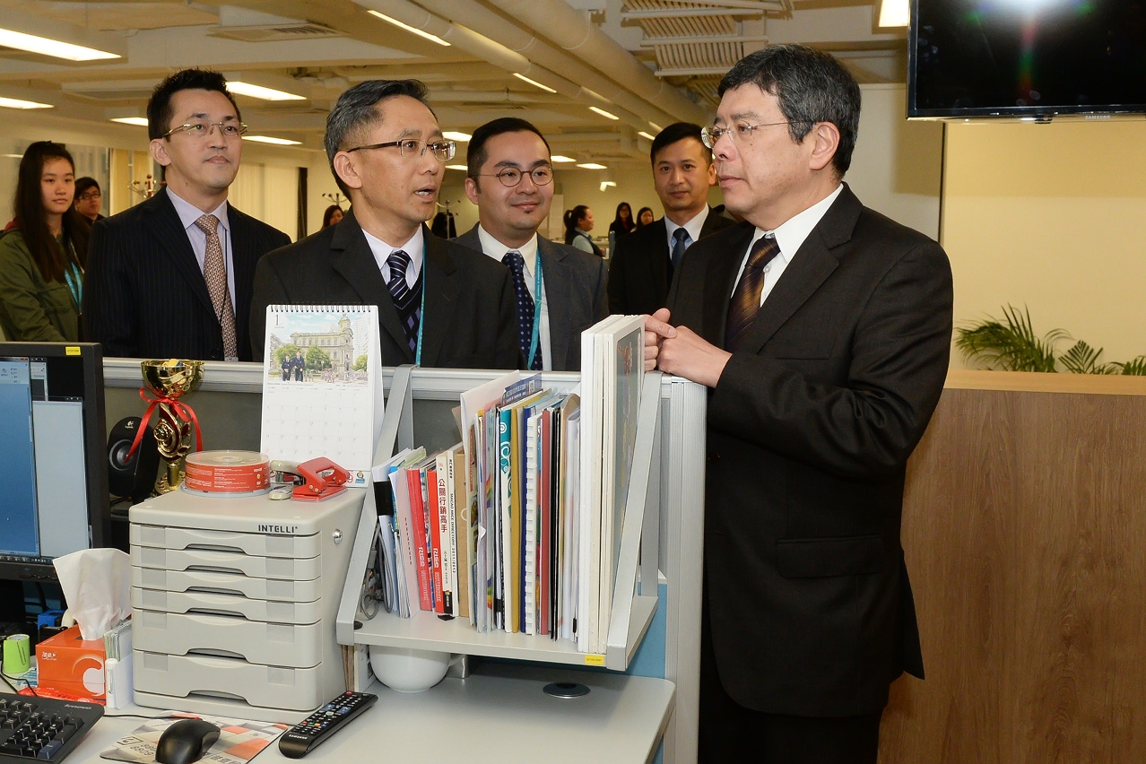 Secretary for Transport and Public Works, Mr Raimundo Rosario, visits the Transportation Infrastructure Office.