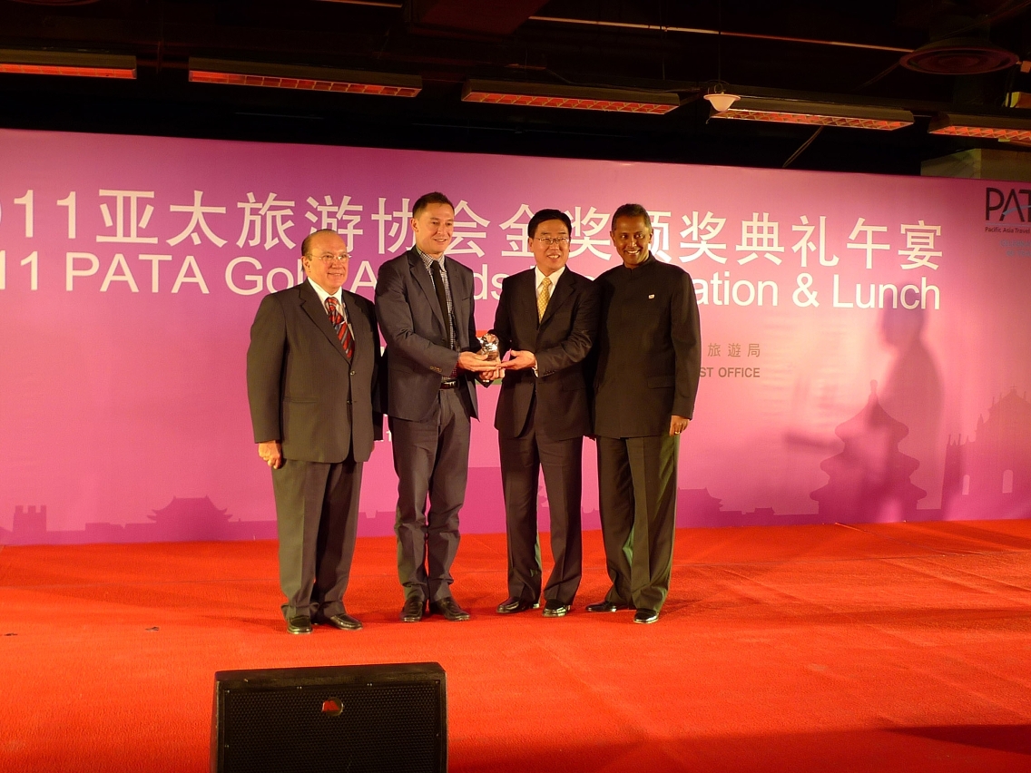 CNTA Vice Chairman Du Jiang presents Gold Awards to winners