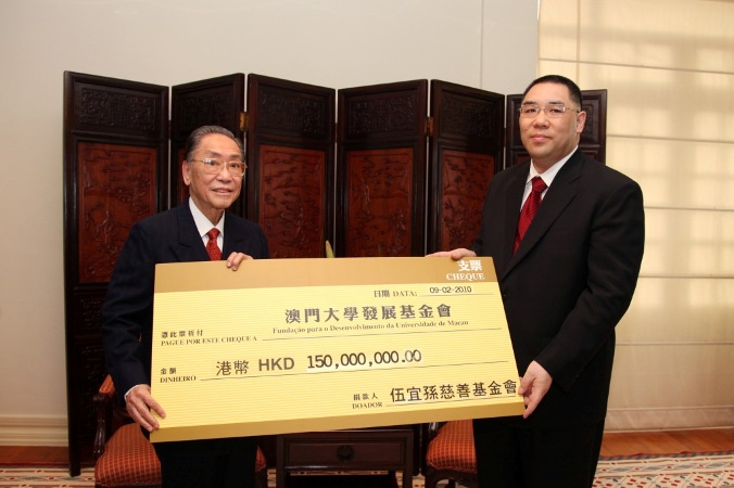 Dr. Chui Sai On (right) receives on behalf of UMDF a donation of HK$150 million from Wu Yee Sun Charitable Foundation