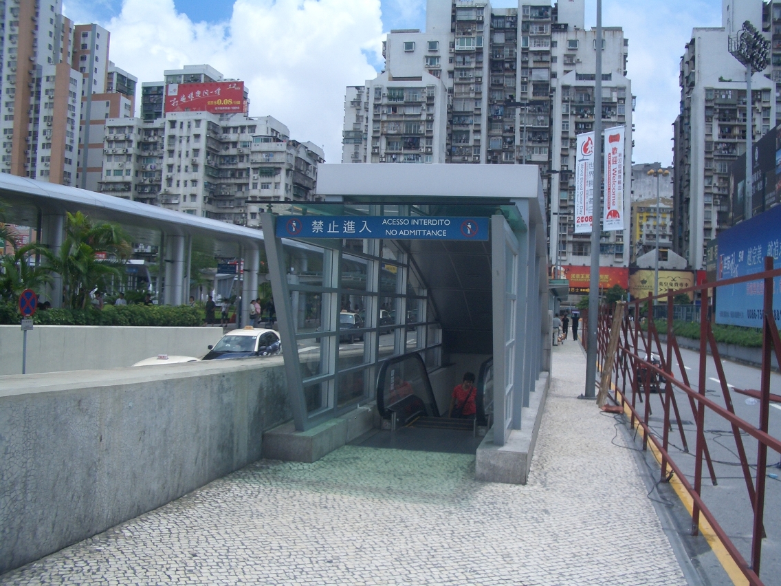 地庫巴士站地面出口，將加建玻璃雨篷連接至長廊