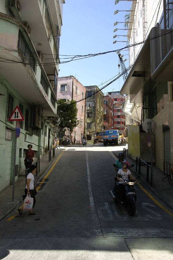配合工程，周一起哪咤廟斜巷改為單向行