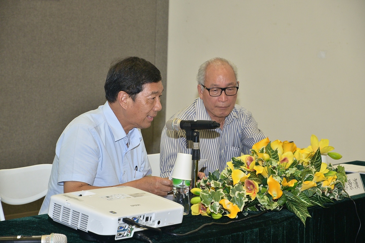 O Prof. Tang Keng Pan presidiu a uma sessão sobre os provérbios e as frases idiomáticas de Macau,acompanhado pelo Dr. Cheong Chek Fu