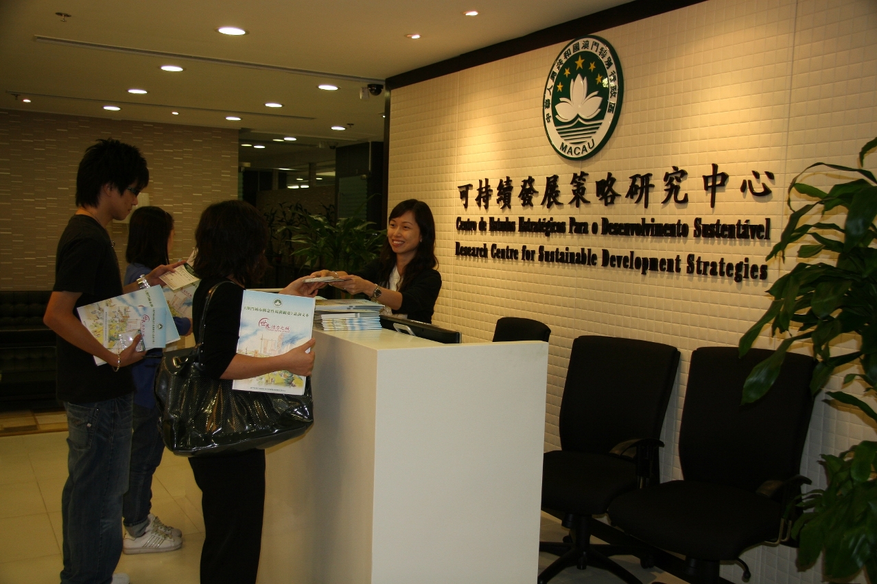 市民到可持續中心索取《澳門城市概念性規劃綱要》諮詢文本。