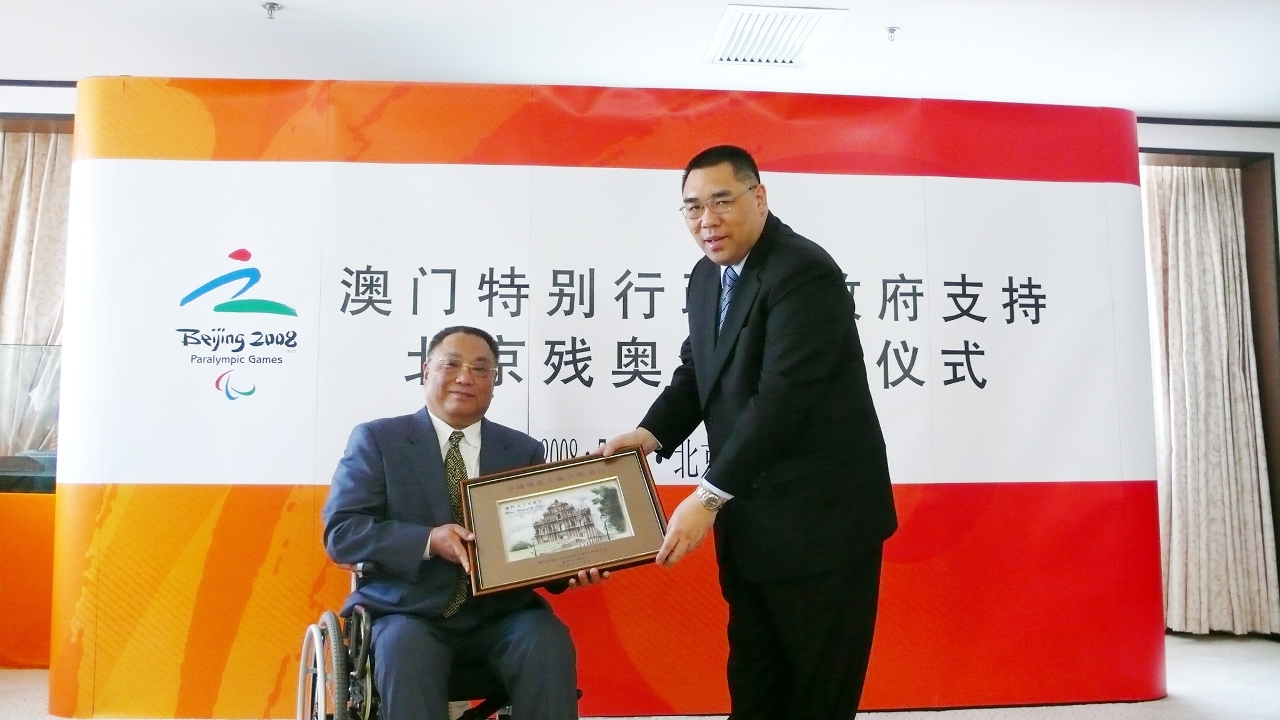 崔世安司長向北京奧組委執行主席鄧樸方致送紀念品