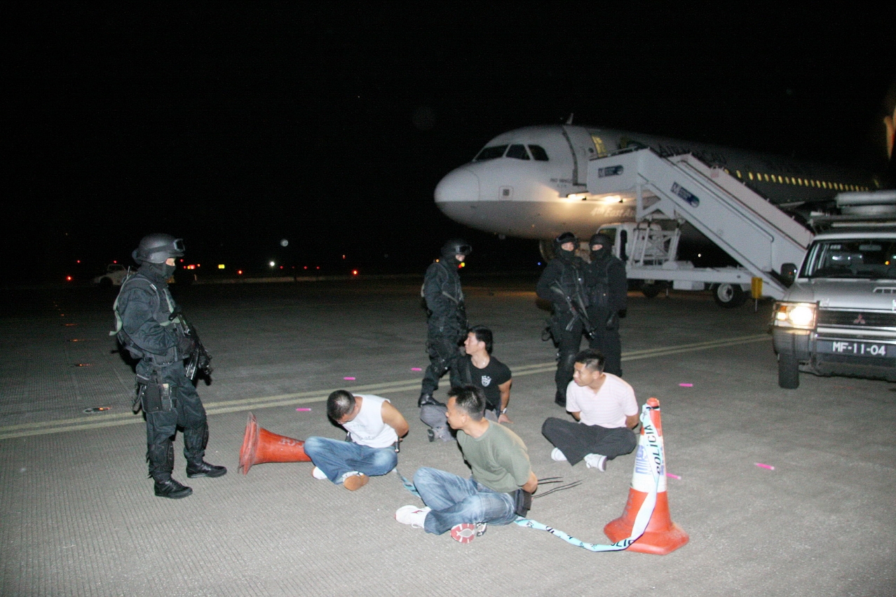 四名劫機者全被警員制伏