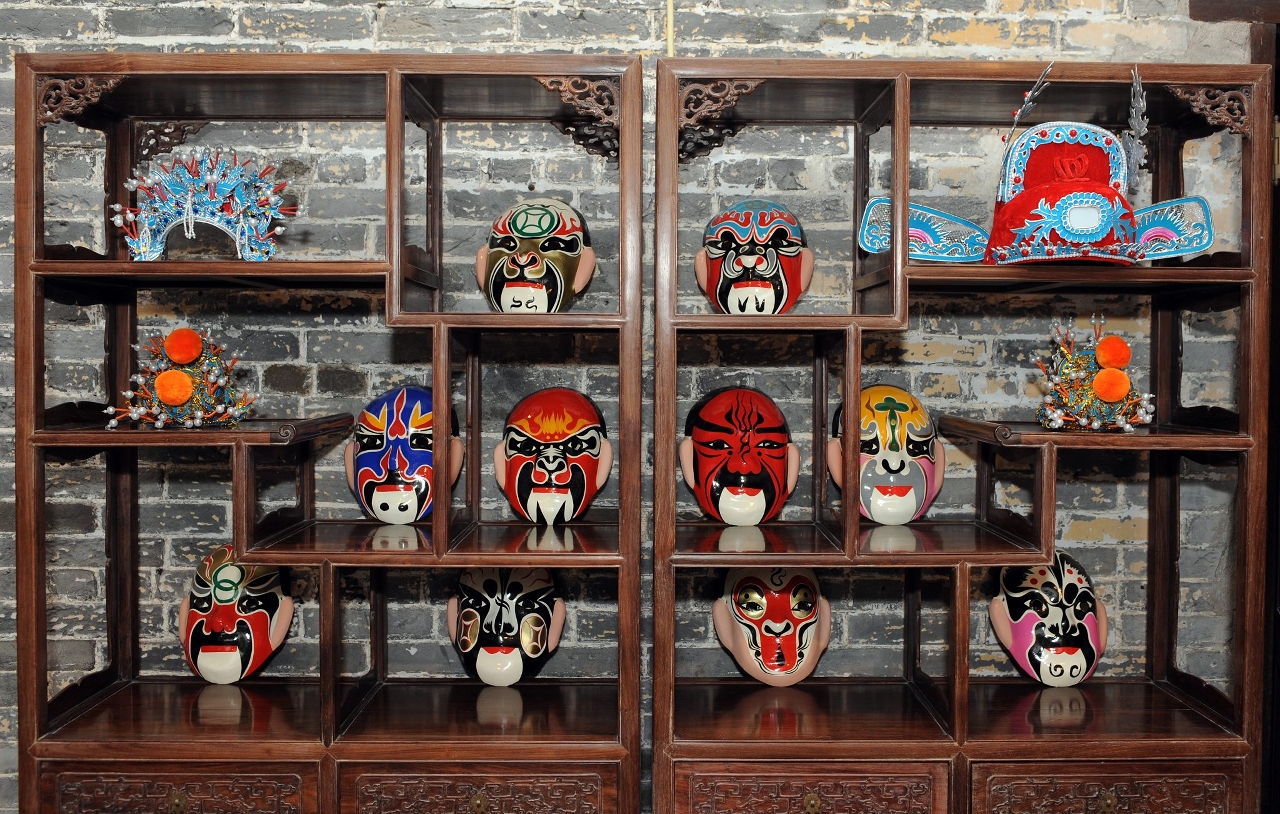 色澤鮮豔、晶瑩剔透的礬塑作品
