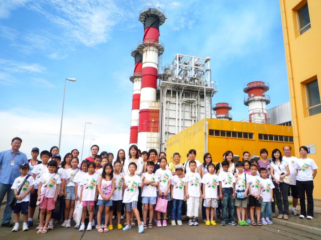 一行於電廠設施前留影