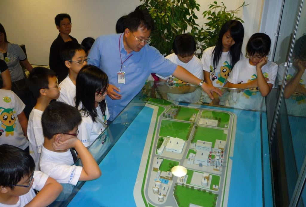 學生對電廠模型感興趣