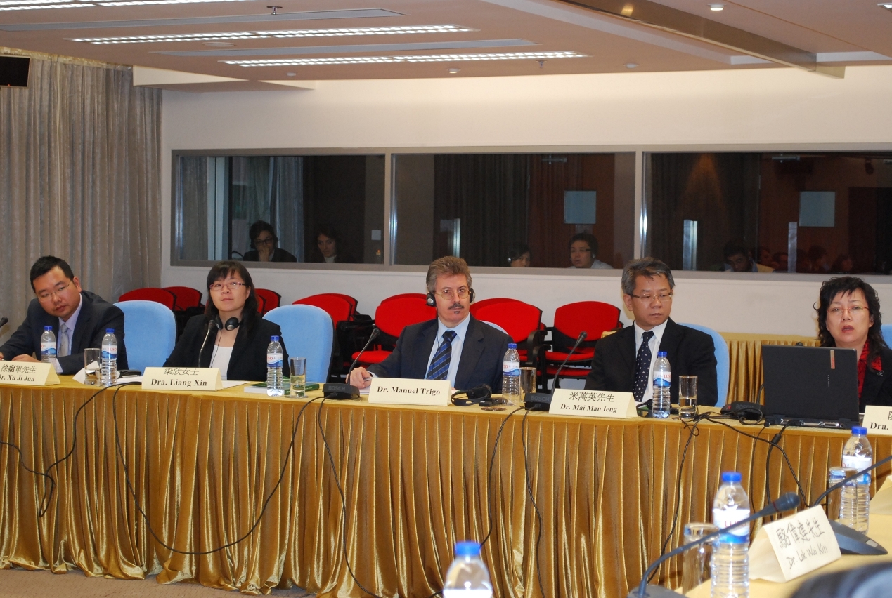 梁欣女士（左二）、尹思哲先生、米萬英先生、陳昶女士（右一）於“司法官培訓”研討會上