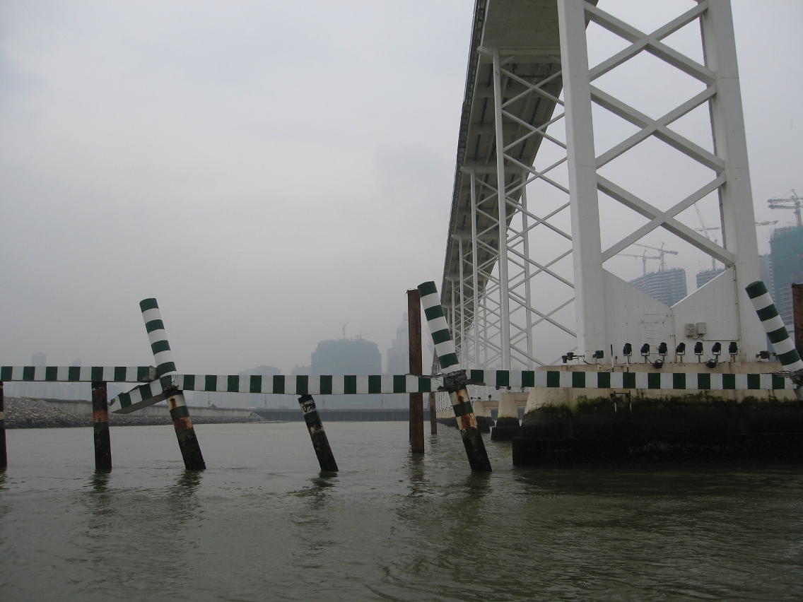 大橋北面護橋欄損毀情況嚴重