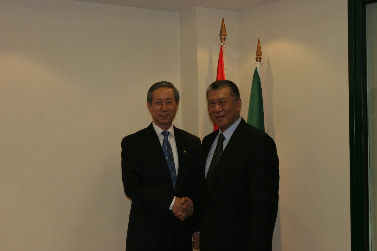 新任外交部駐澳門特區特派員盧樹民與行政長官何厚鏵親切握手