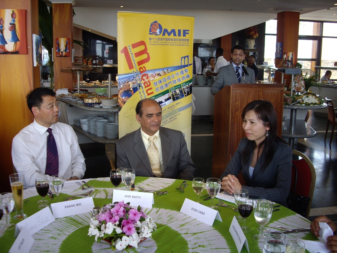 張偉副會長、José Brito部長和陳敬紅執行委員(左至右)在佛得角推介「第十三屆澳門國際貿易投資展覽會」的工作午宴上合影