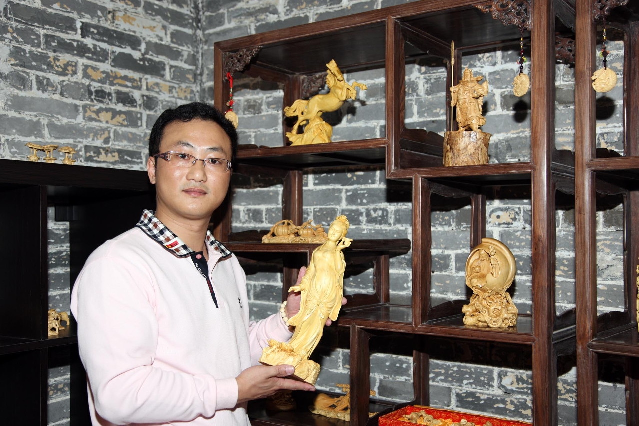 高敏展示黃楊木雕作品 《楊貴妃》