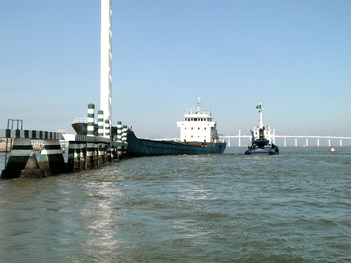 港務局拖輪將肇事船隻拖離現場
