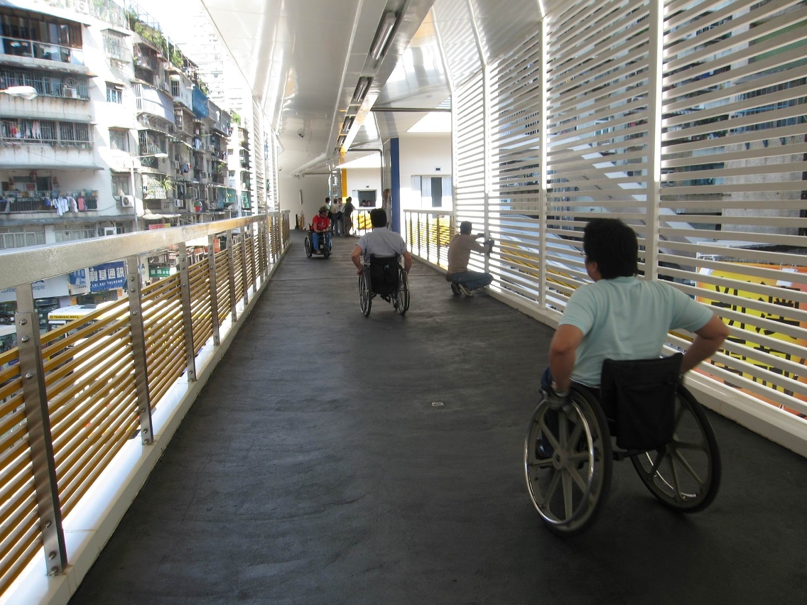 工務局安排傷健人士試用巴波沙行人天橋