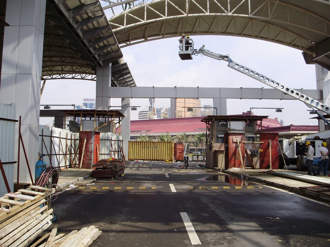 新關閘邊檢大樓入境車道正進行擴建前準備