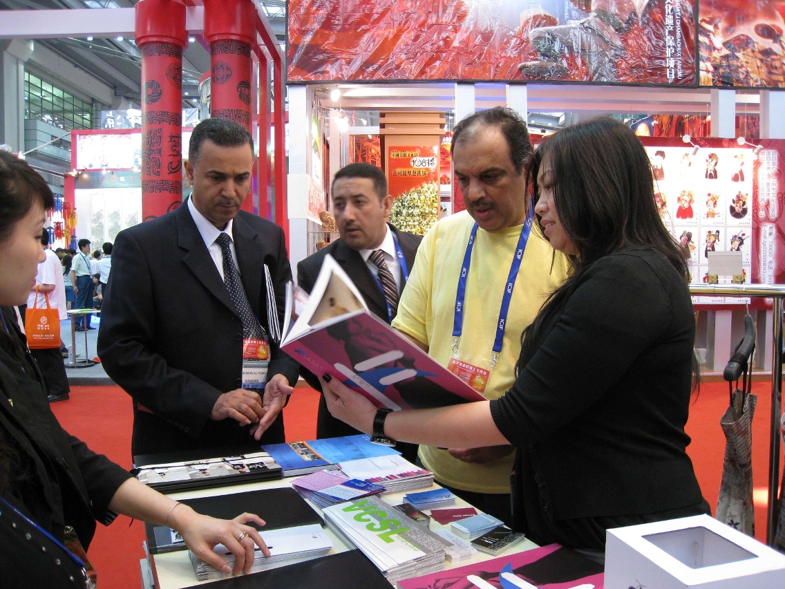 駐場人員向參觀者介紹本澳設計