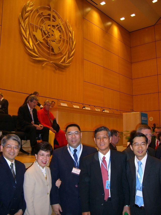 世界衛生組織總幹事陳馮富珍（左二）、崔世安司長（左三）、世界衛生組織西太平洋區區域總監尾身茂（左四）、李展潤局長（左一）、鄭成業副局長合影