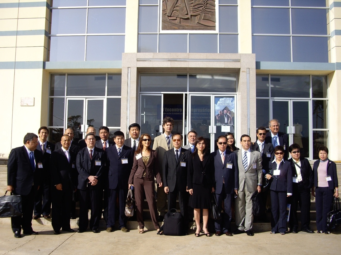 澳門企業家代表團在佛得角國家大會堂前合影