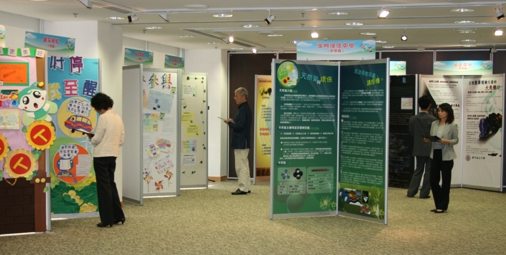 各評委正對展板認真評審