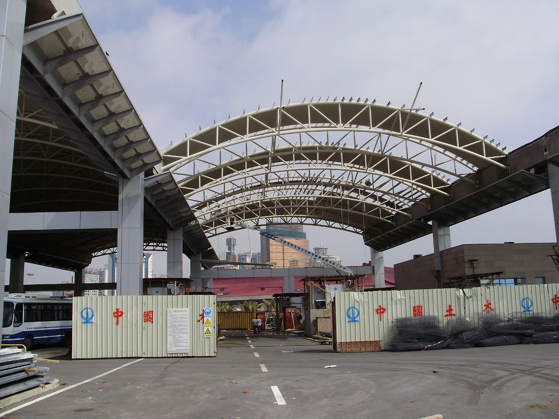 工作人員為新關閘邊檢大樓擴建作準備