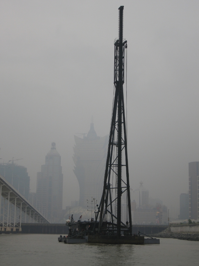 現時停在大橋附近負責修復工程的樁船