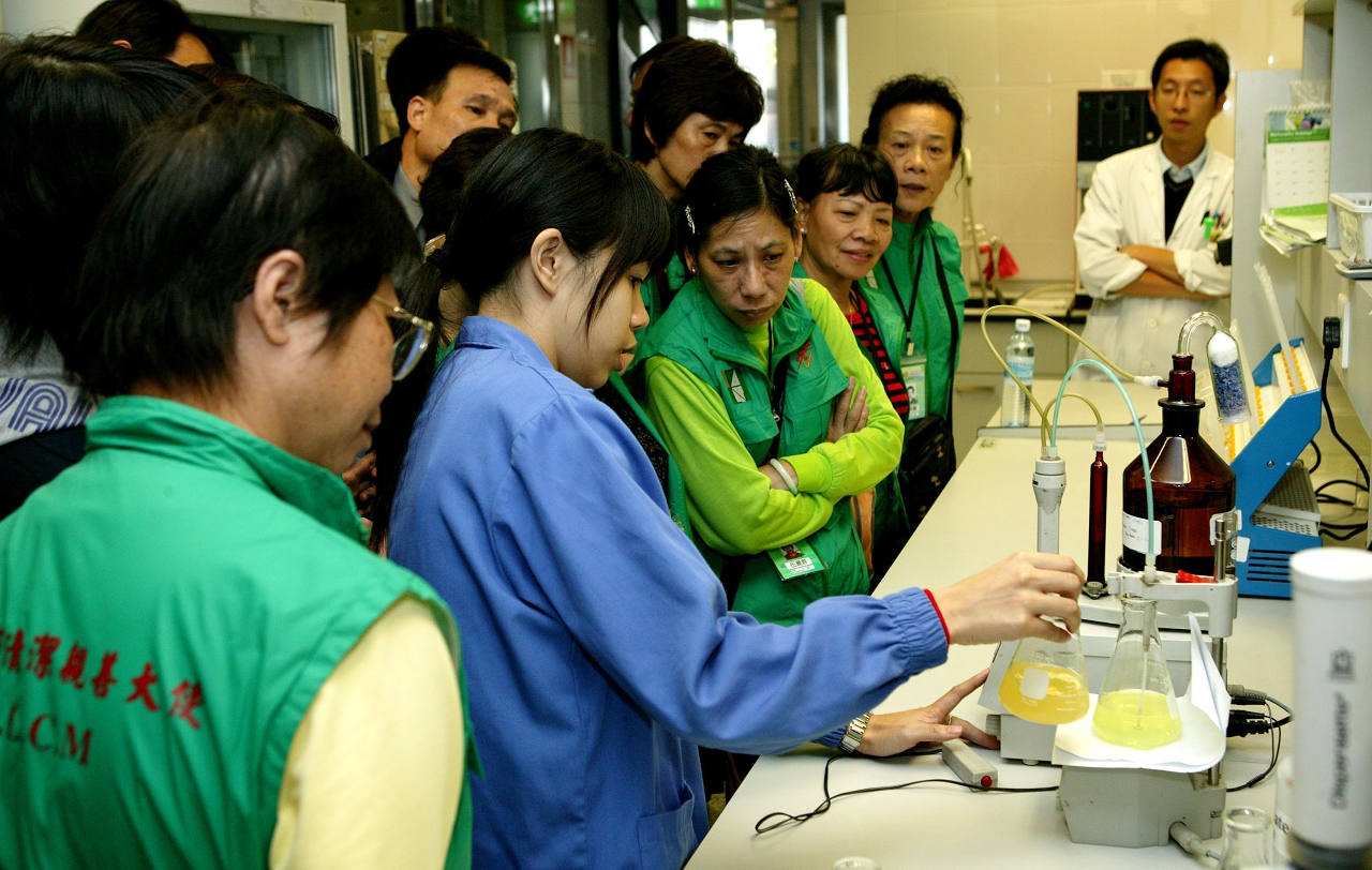 市民參觀民署化驗室