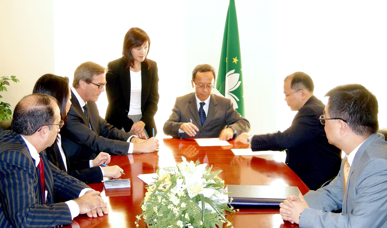 運輸工務司司長劉仕堯代表特區政府與金光噴射飛航簽署海上客運服務營運批給合同