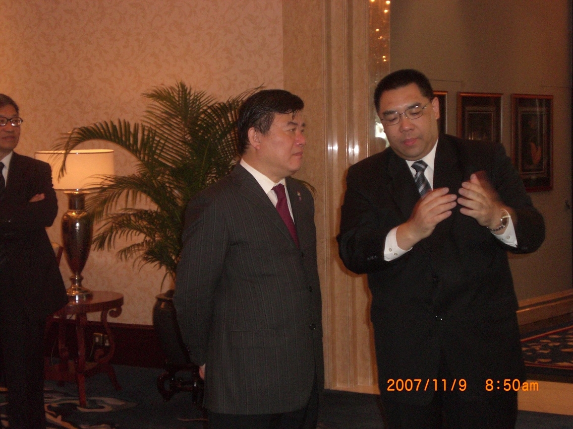 崔世安博士和與會的陳竺部長親切交談