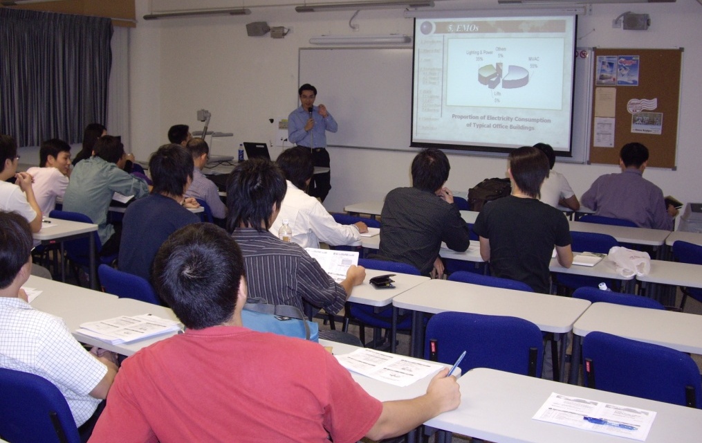 導師細心講解課程內容